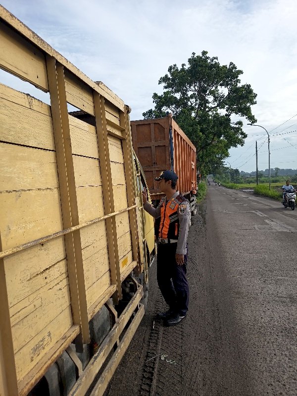 Operasi Penertiban Truk Gol C di Jam Sekolah: Dinas Perhubungan Klaten Amankan Lalu Lintas dan Keselamatan Pelajar di Ngupit – Gatak