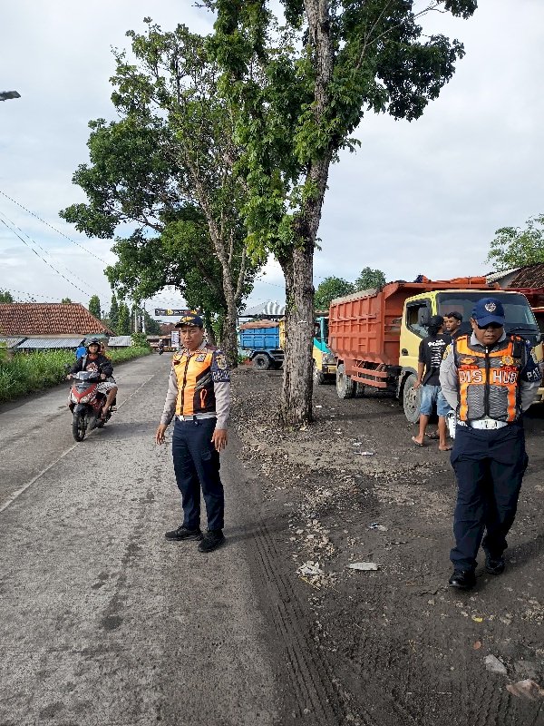 Operasi Penertiban Truk Gol C di Jam Sekolah: Dinas Perhubungan Klaten Amankan Lalu Lintas dan Keselamatan Pelajar di Ngupit – Gatak