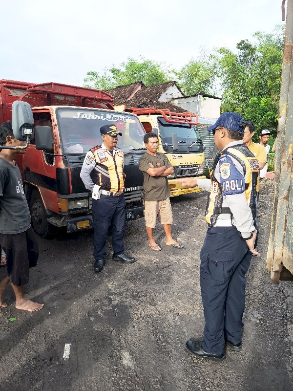 Operasi Penertiban Truk Gol C di Jam Sekolah: Dinas Perhubungan Klaten Amankan Lalu Lintas dan Keselamatan Pelajar di Ngupit – Gatak