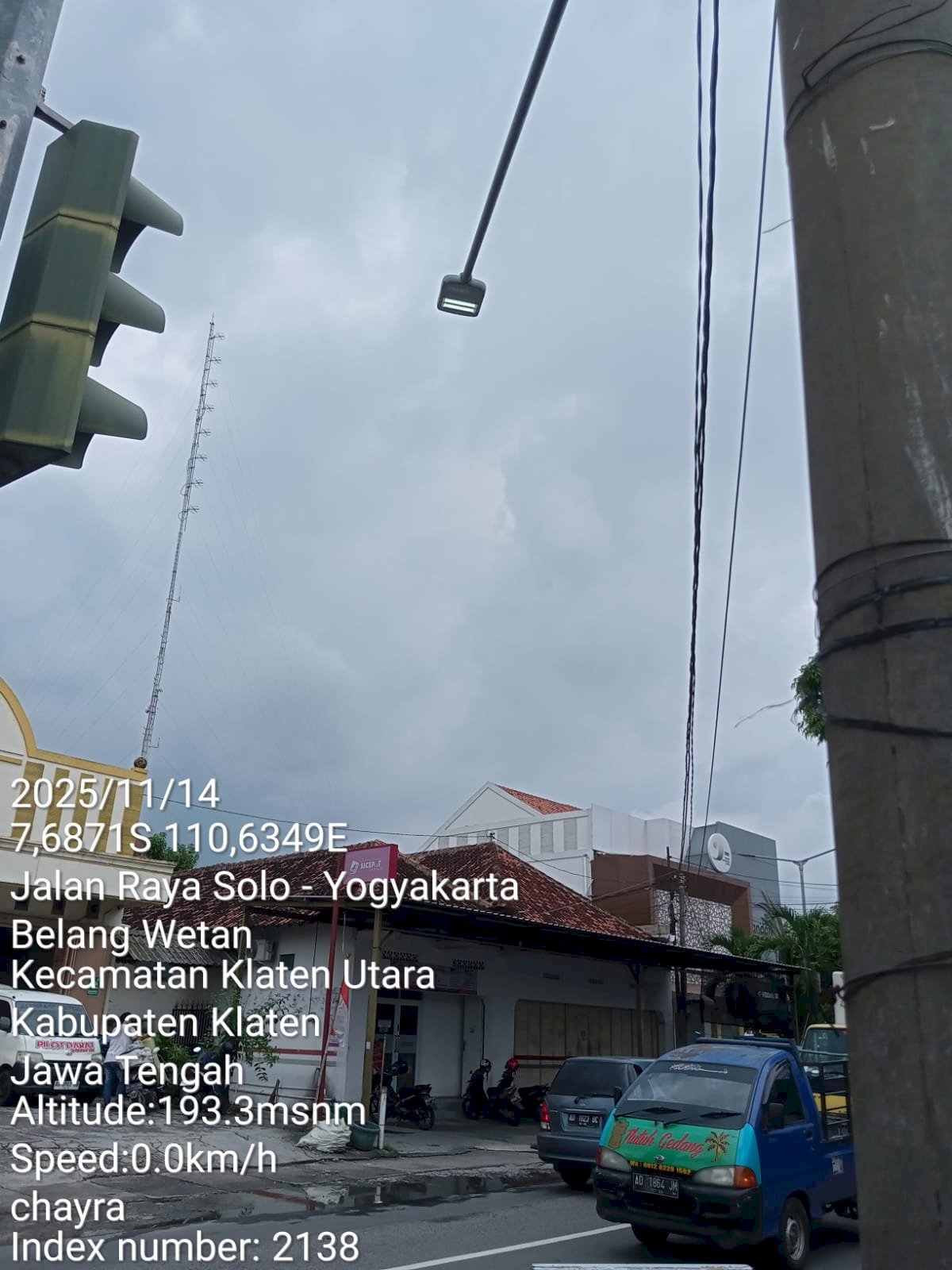 Terangi Jalan Menuju Penyembuhan: Tim PJU Dinas Perhubungan Klaten Perbaiki Panel Penerangan di Depan RSI Klaten