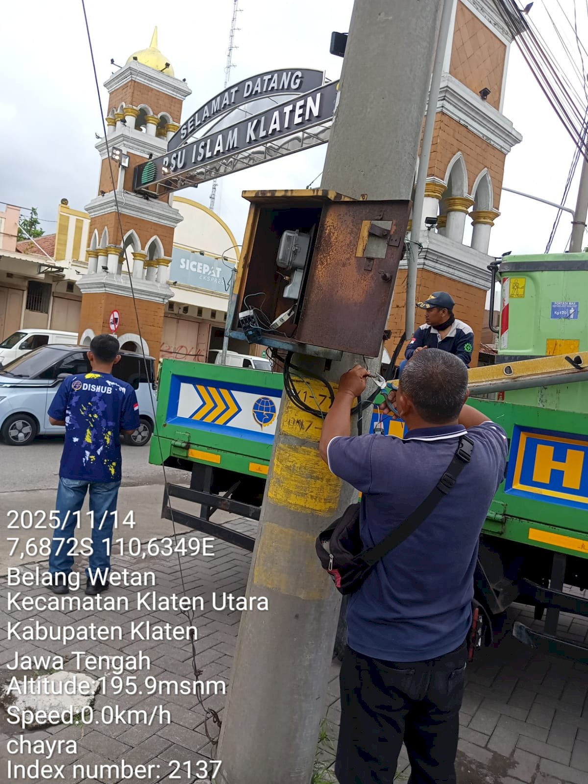 Terangi Jalan Menuju Penyembuhan: Tim PJU Dinas Perhubungan Klaten Perbaiki Panel Penerangan di Depan RSI Klaten