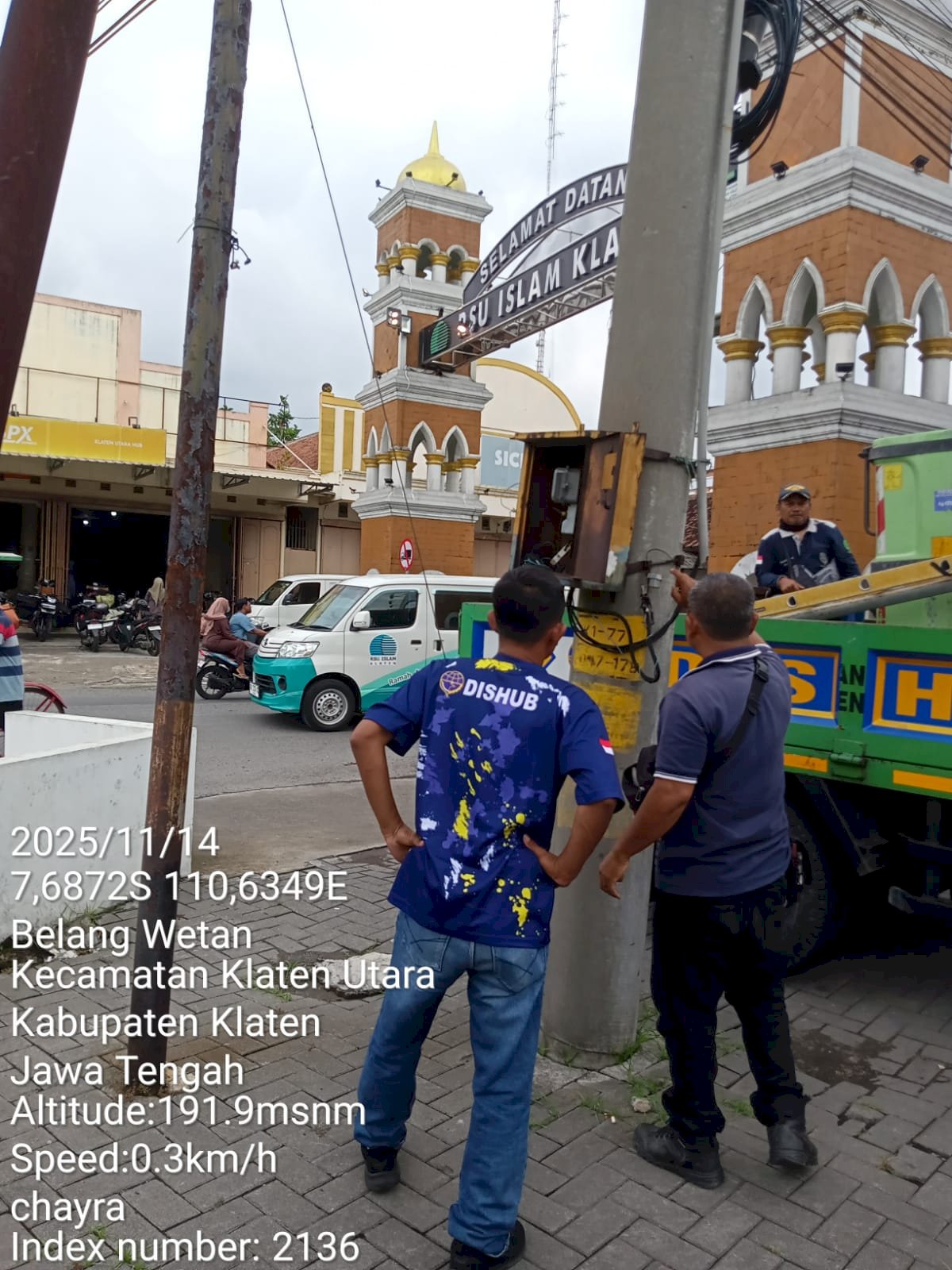 Terangi Jalan Menuju Penyembuhan: Tim PJU Dinas Perhubungan Klaten Perbaiki Panel Penerangan di Depan RSI Klaten