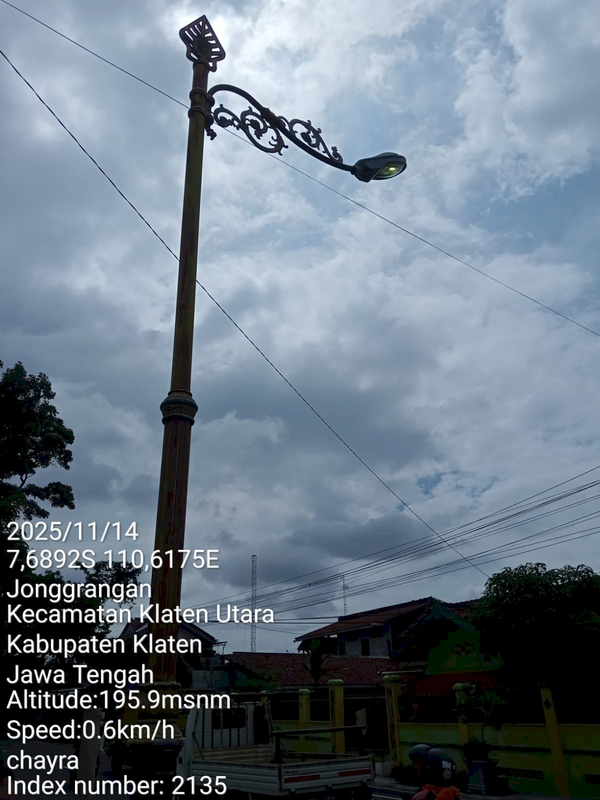 Terang Benderang Jalan Menuju Tempat Ibadah: Tim PJU Perbaiki Lampu Penerangan di Belakang Masjid Al-Aqsha Jonggrangan