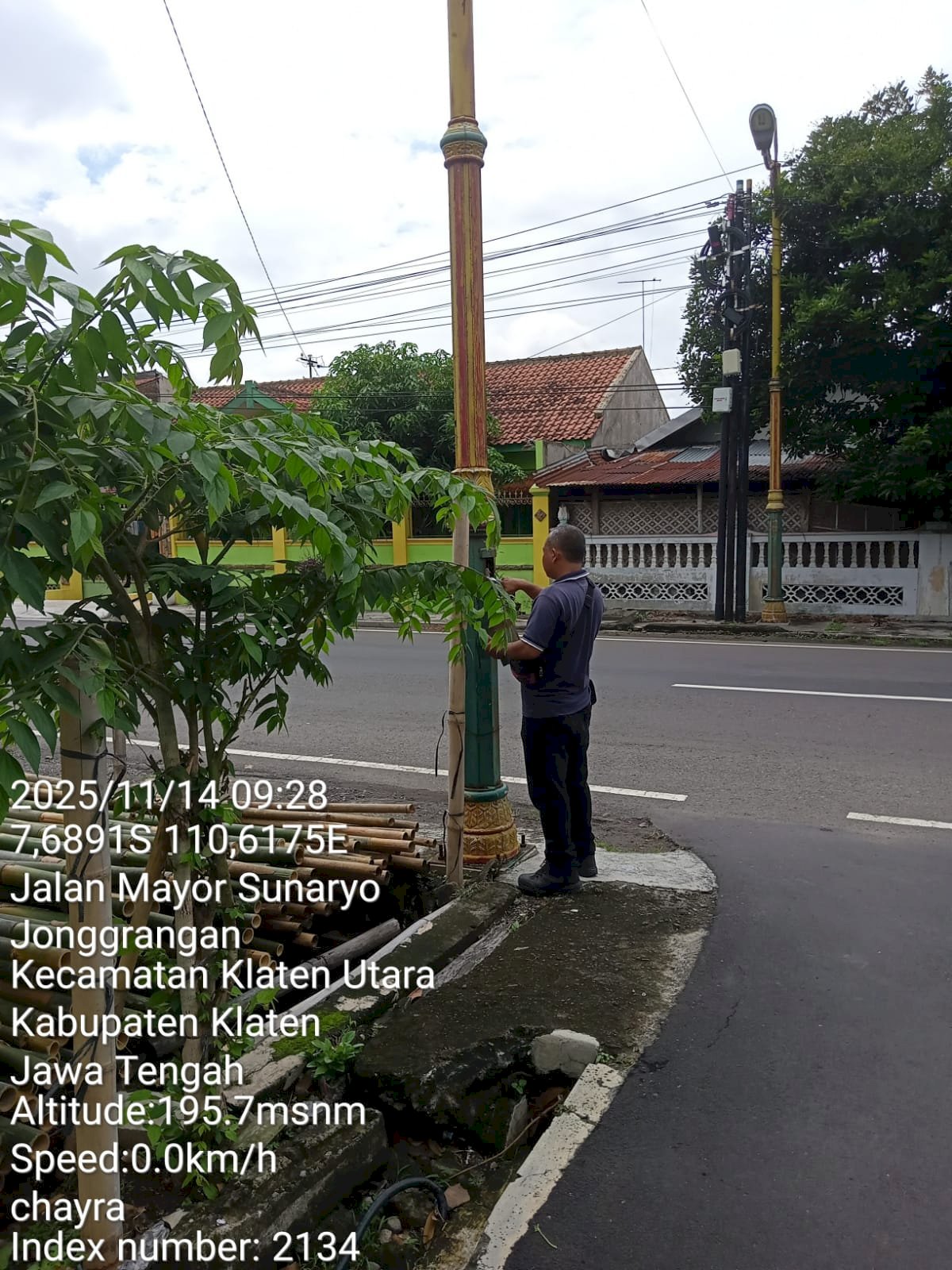 Terang Benderang Jalan Menuju Tempat Ibadah: Tim PJU Perbaiki Lampu Penerangan di Belakang Masjid Al-Aqsha Jonggrangan