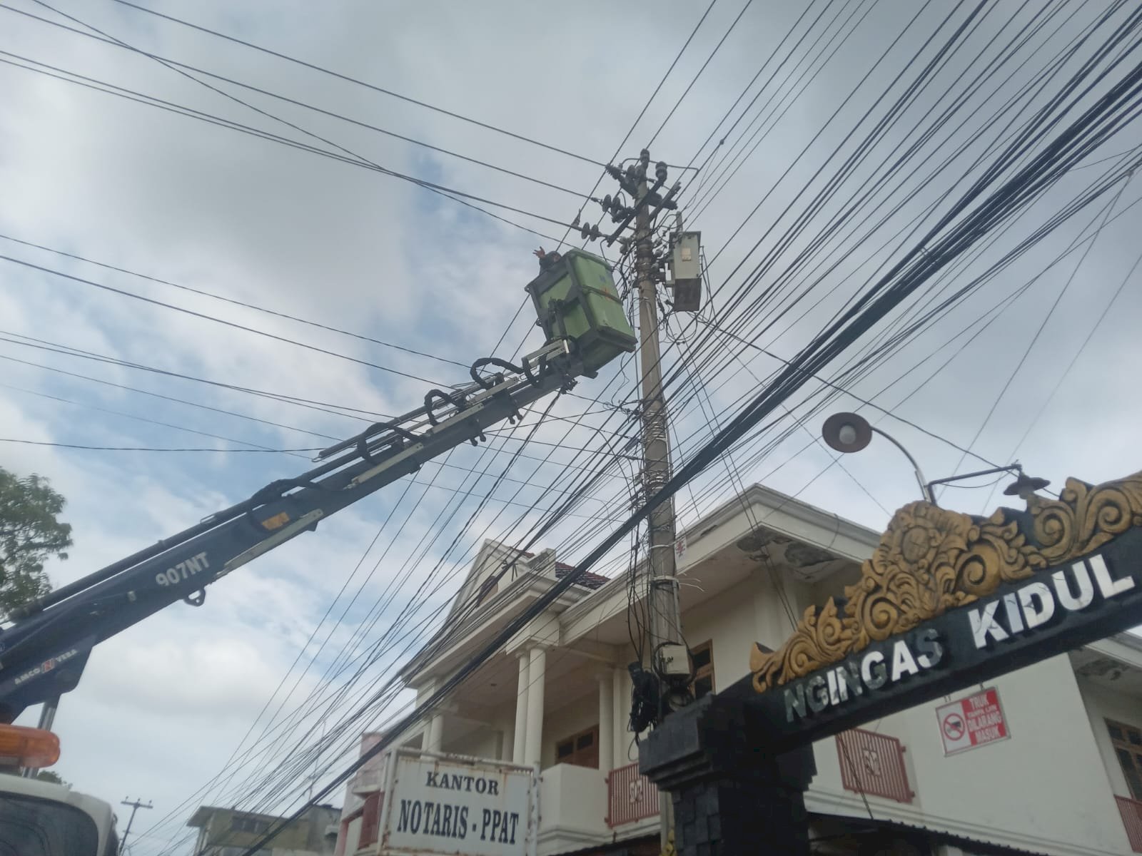 Serius Tangani Infrastruktur: Tim PJU Perbaiki KWH Meter dan Kabel Jaringan Korosi di Ngingas Kidul