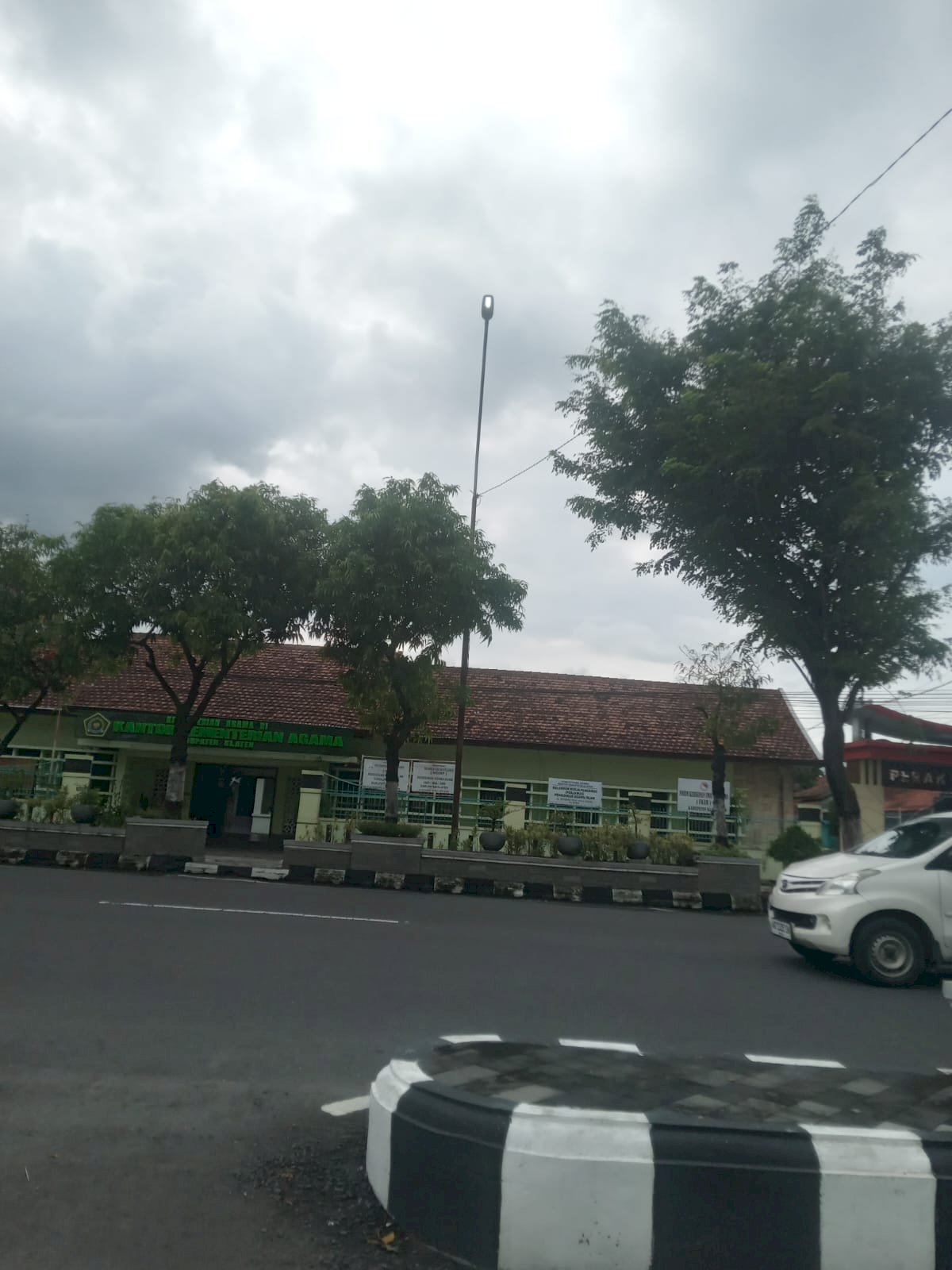 Layanan Kesehatan Terang Benderang: Tim PJU Perbaiki Kabel Korosi di Depan Kantor PMI Bareng Lor