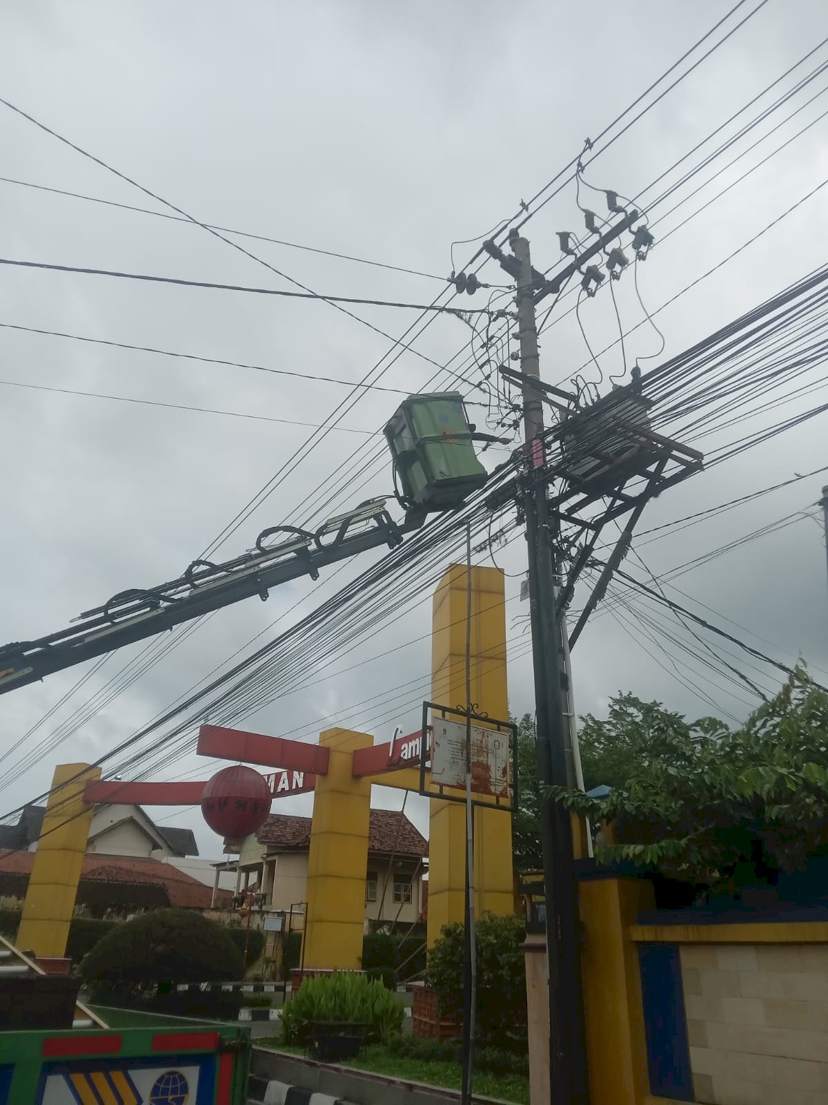 Layanan Kesehatan Terang Benderang: Tim PJU Perbaiki Kabel Korosi di Depan Kantor PMI Bareng Lor