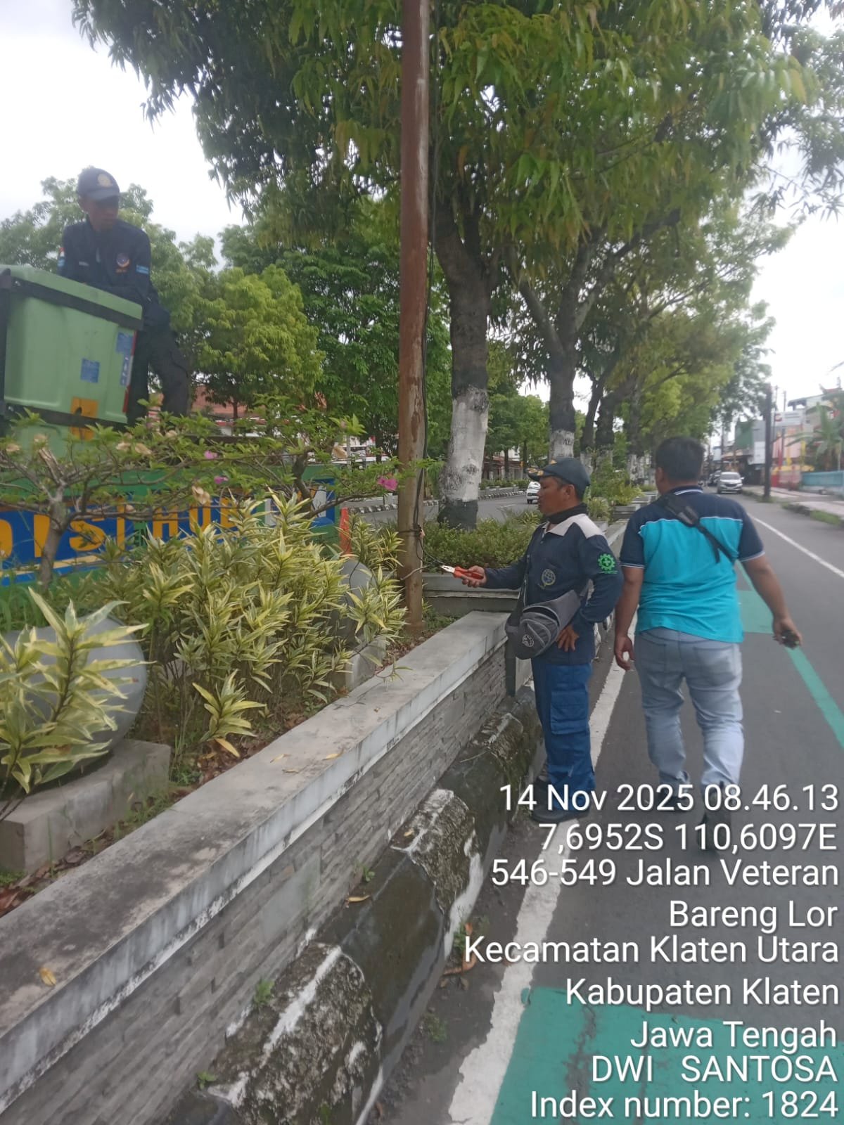 Layanan Kesehatan Terang Benderang: Tim PJU Perbaiki Kabel Korosi di Depan Kantor PMI Bareng Lor