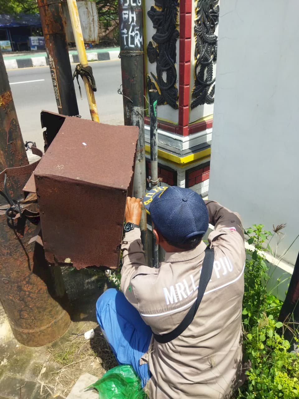 Jembatan Jabang Bayi Terang! Tim PJU Dinas Perhubungan Perbaiki Lampu dan Upgrade Panel Listrik untuk Keamanan Pengguna Jalan Malam Hari