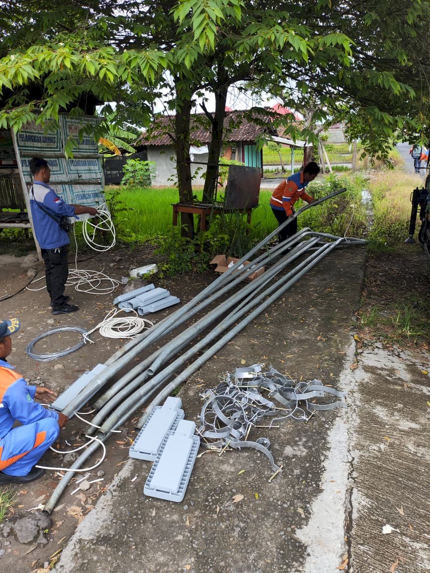 Terangi Jalan, Percantik Kota: Tim PJU Dinas Perhubungan Klaten Pasang Ornamen Lampu di 9 Titik Strategis Ruas Delanggu-Sigayor