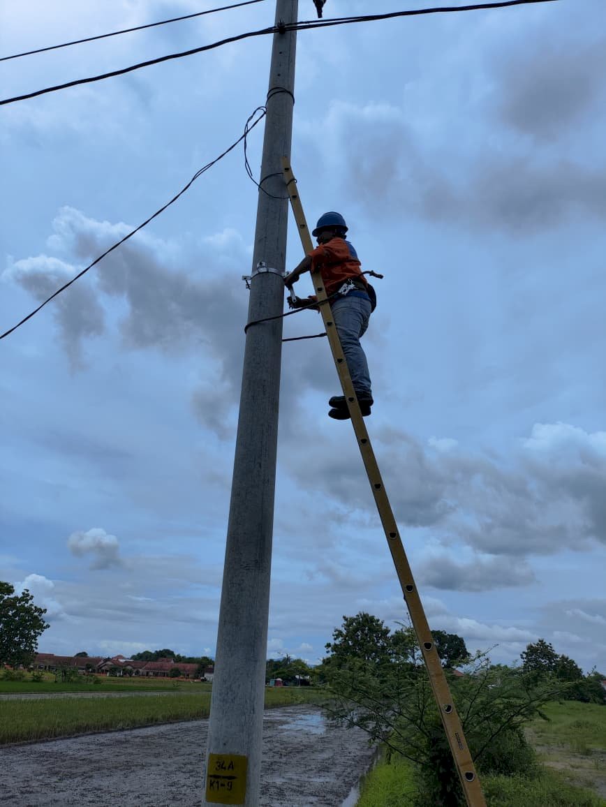 Terangi Jalan, Percantik Kota: Tim PJU Dinas Perhubungan Klaten Pasang Ornamen Lampu di 9 Titik Strategis Ruas Delanggu-Sigayor