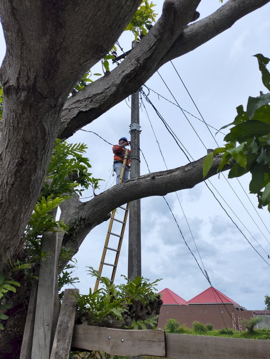Terangi Jalan, Percantik Kota: Tim PJU Dinas Perhubungan Klaten Pasang Ornamen Lampu di 9 Titik Strategis Ruas Delanggu-Sigayor