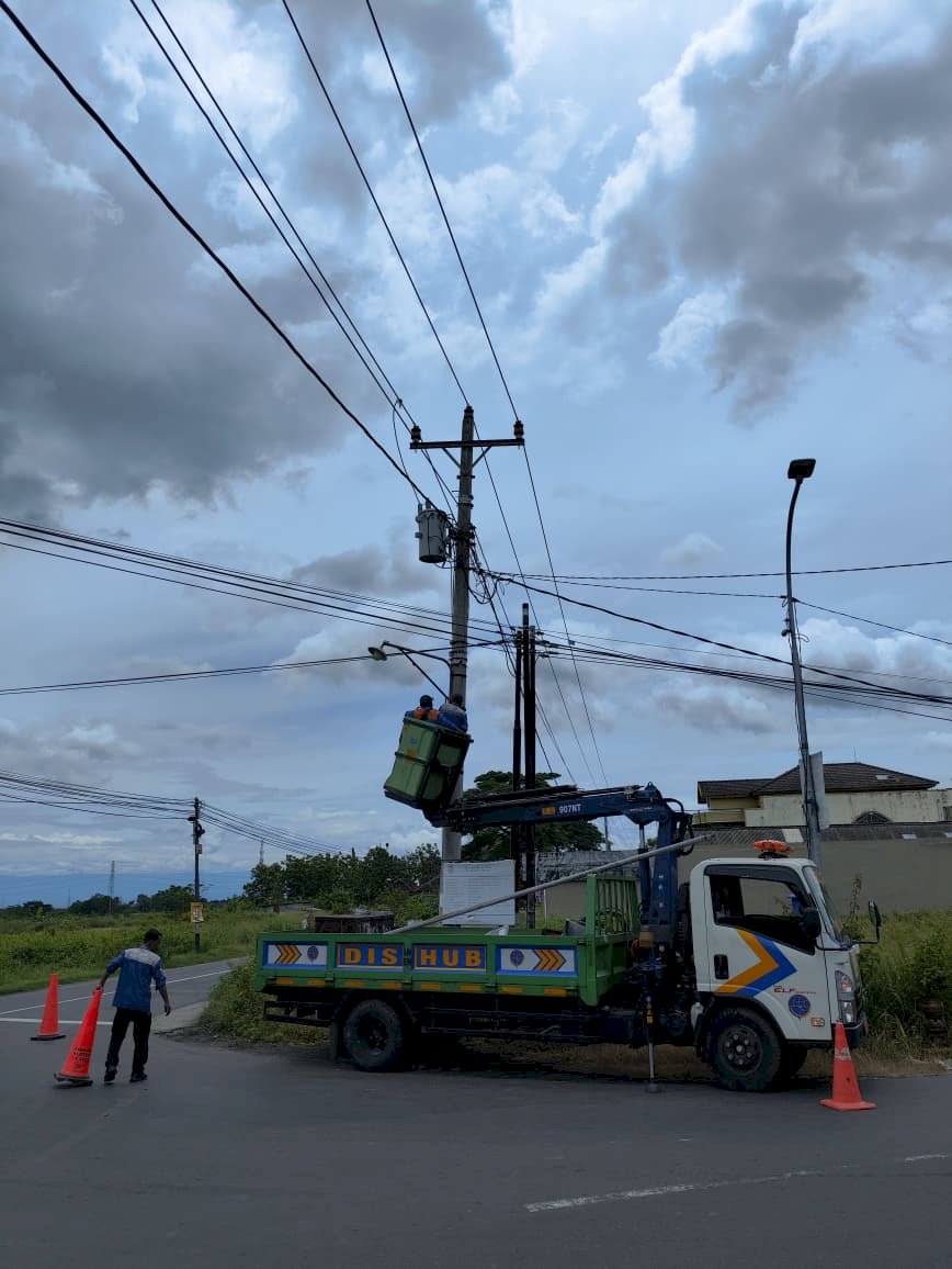 Terangi Jalan, Percantik Kota: Tim PJU Dinas Perhubungan Klaten Pasang Ornamen Lampu di 9 Titik Strategis Ruas Delanggu-Sigayor