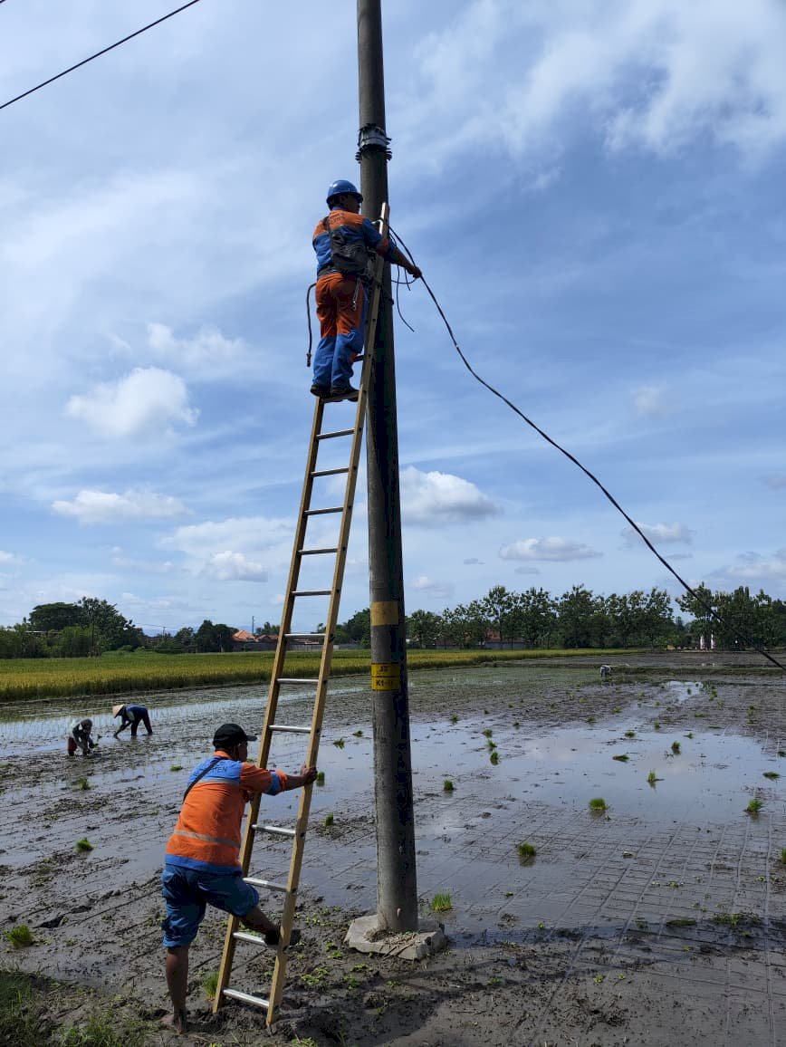 Terangi Jalan, Percantik Kota: Tim PJU Dinas Perhubungan Klaten Pasang Ornamen Lampu di 9 Titik Strategis Ruas Delanggu-Sigayor