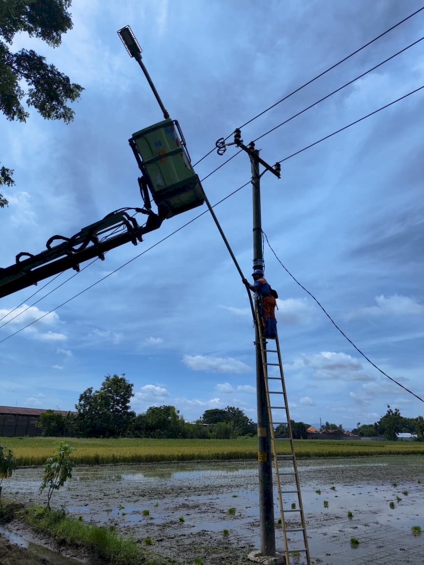 Terangi Jalan, Percantik Kota: Tim PJU Dinas Perhubungan Klaten Pasang Ornamen Lampu di 9 Titik Strategis Ruas Delanggu-Sigayor
