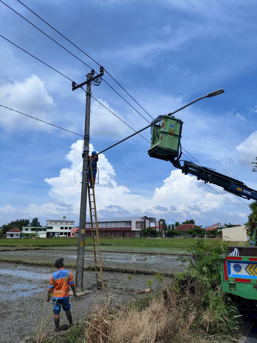 Terangi Jalan, Percantik Kota: Tim PJU Dinas Perhubungan Klaten Pasang Ornamen Lampu di 9 Titik Strategis Ruas Delanggu-Sigayor