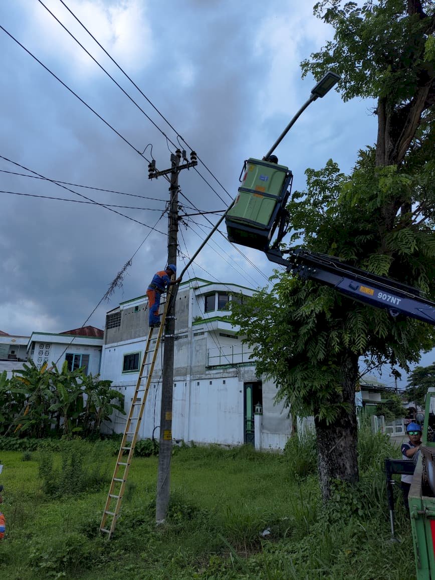 Terangi Jalan, Percantik Kota: Tim PJU Dinas Perhubungan Klaten Pasang Ornamen Lampu di 9 Titik Strategis Ruas Delanggu-Sigayor