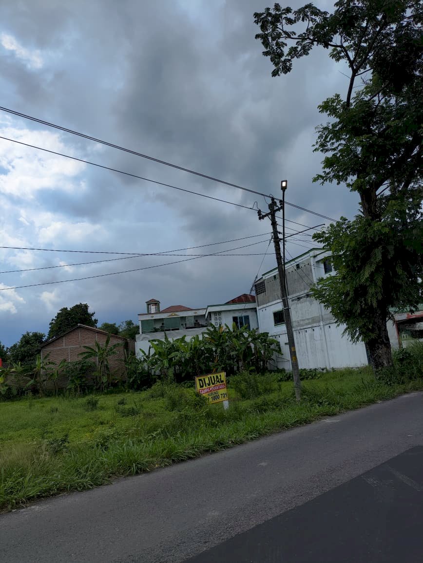 Terangi Jalan, Percantik Kota: Tim PJU Dinas Perhubungan Klaten Pasang Ornamen Lampu di 9 Titik Strategis Ruas Delanggu-Sigayor