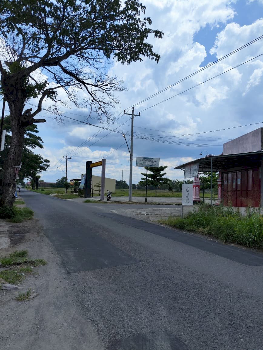 Terangi Jalan, Percantik Kota: Tim PJU Dinas Perhubungan Klaten Pasang Ornamen Lampu di 9 Titik Strategis Ruas Delanggu-Sigayor