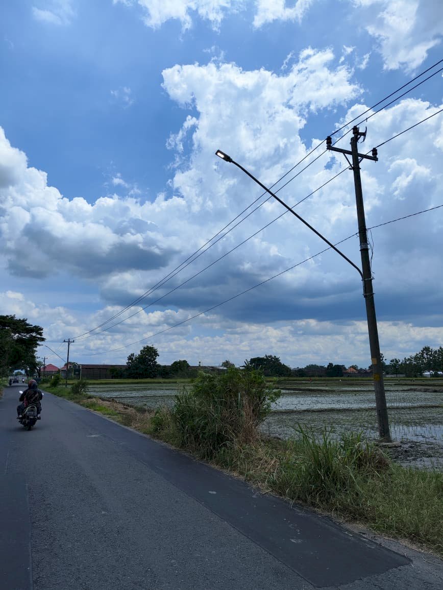 Terangi Jalan, Percantik Kota: Tim PJU Dinas Perhubungan Klaten Pasang Ornamen Lampu di 9 Titik Strategis Ruas Delanggu-Sigayor
