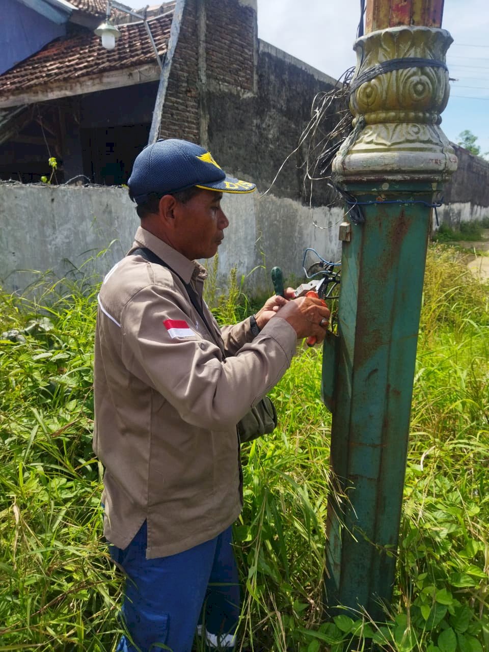 Terus Berinovasi: Tim PJU Dinas Perhubungan Klaten Perbaiki Lampu dan Service Kabel Jaringan di Pom Bensin Daleman