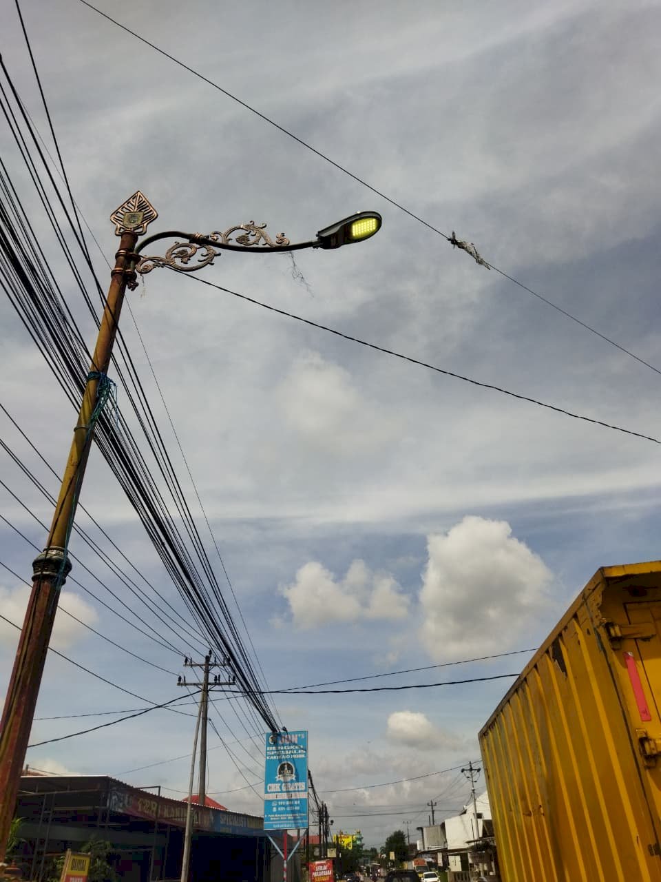 Terus Berinovasi: Tim PJU Dinas Perhubungan Klaten Perbaiki Lampu dan Service Kabel Jaringan di Pom Bensin Daleman