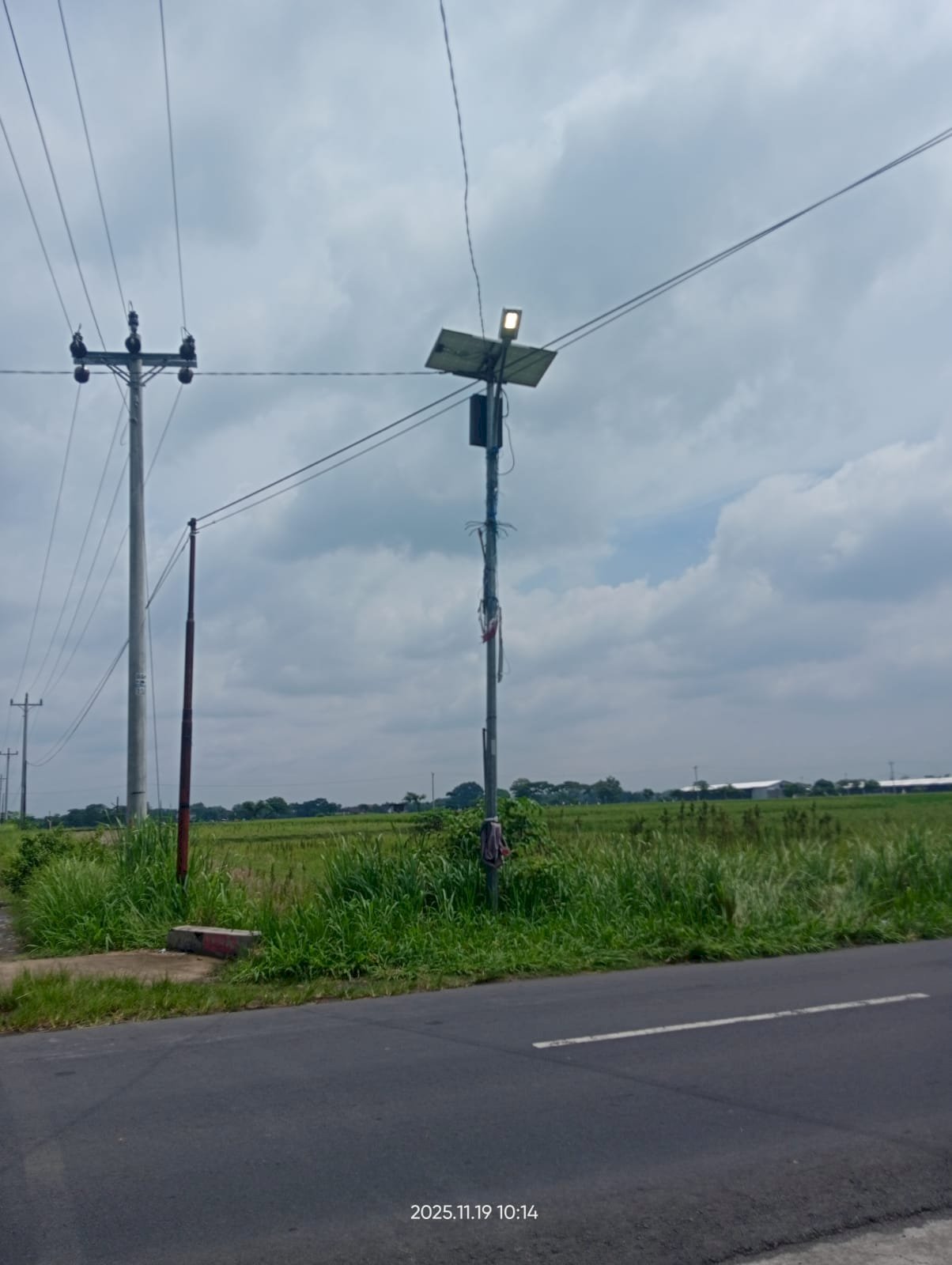 Hemat Energi, Terangi Jalan: Dinas Perhubungan Gunakan Teknologi Solar Panel dalam Konversi PJU Juwiring-Tegalan