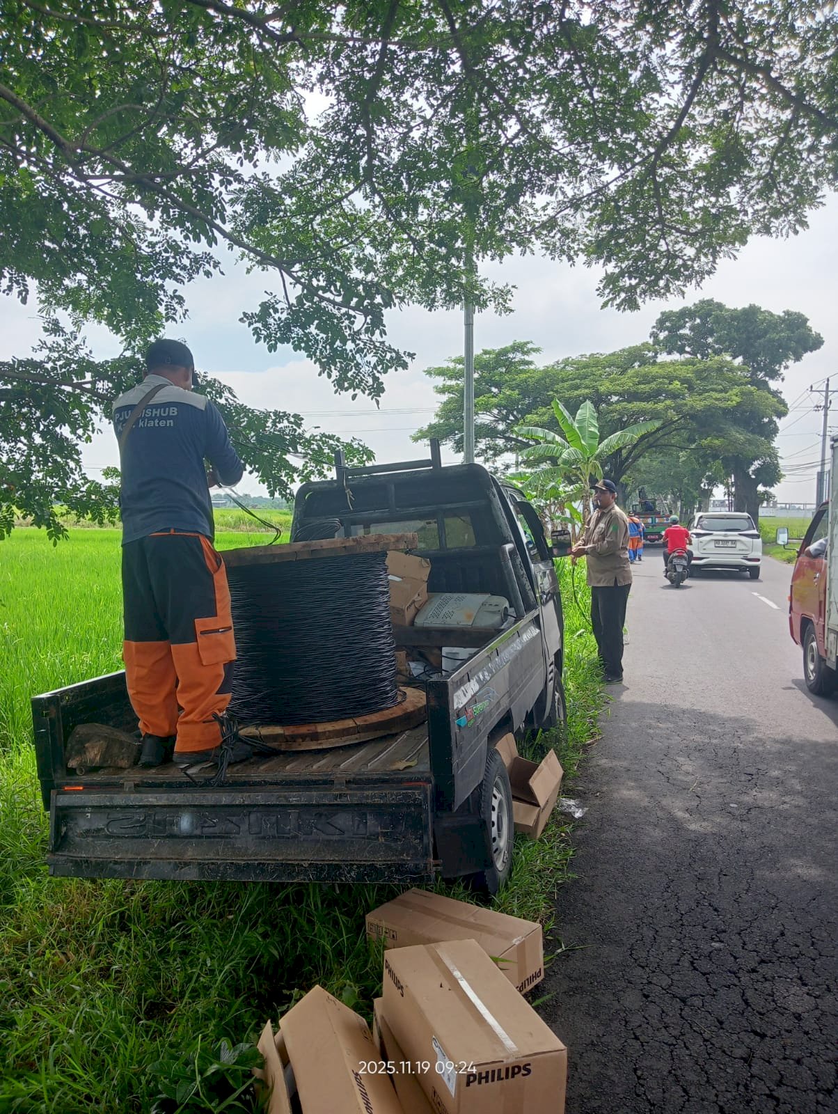 Hemat Energi, Terangi Jalan: Dinas Perhubungan Gunakan Teknologi Solar Panel dalam Konversi PJU Juwiring-Tegalan