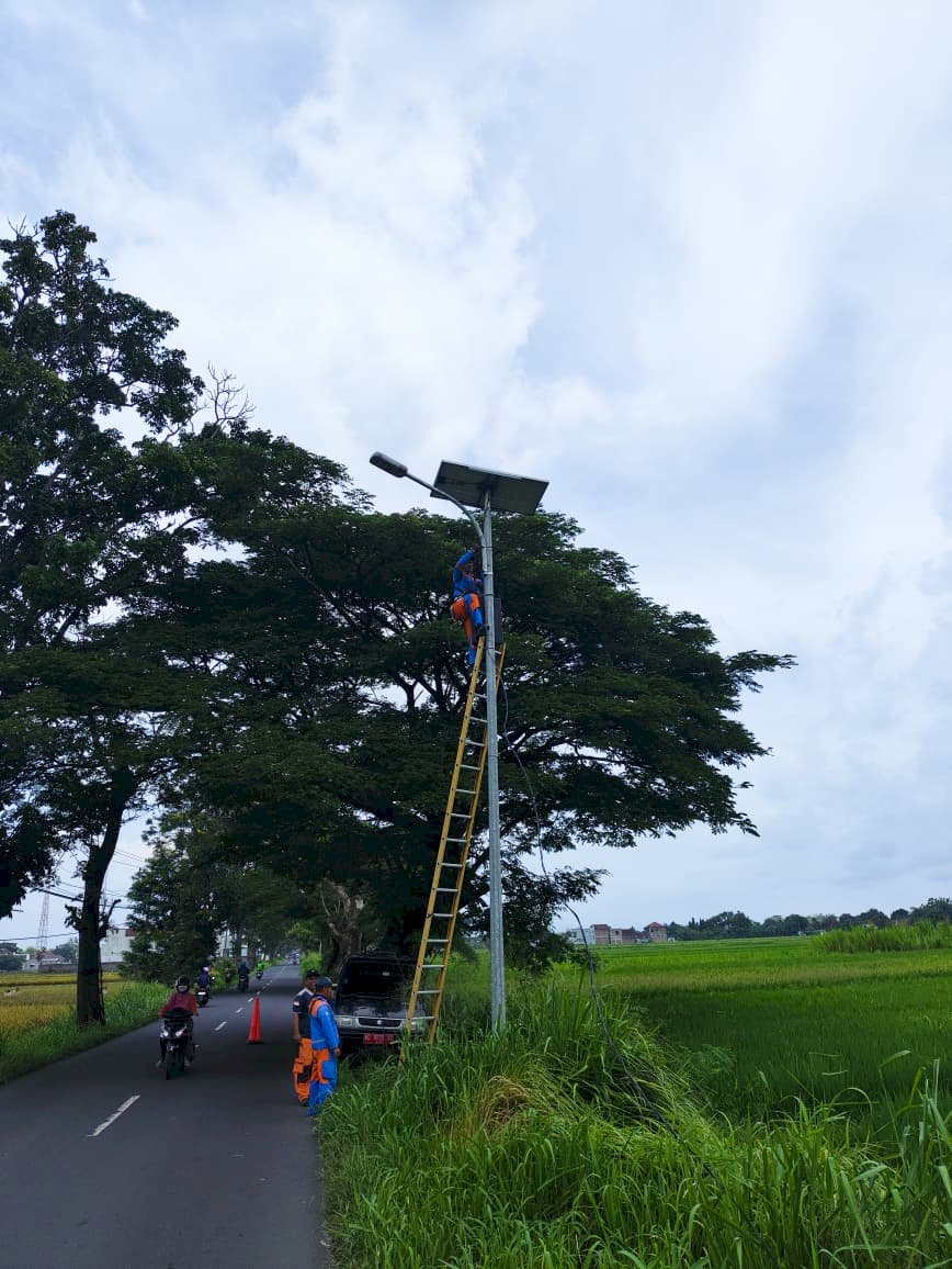 Hemat Energi, Terangi Jalan: Dinas Perhubungan Gunakan Teknologi Solar Panel dalam Konversi PJU Juwiring-Tegalan