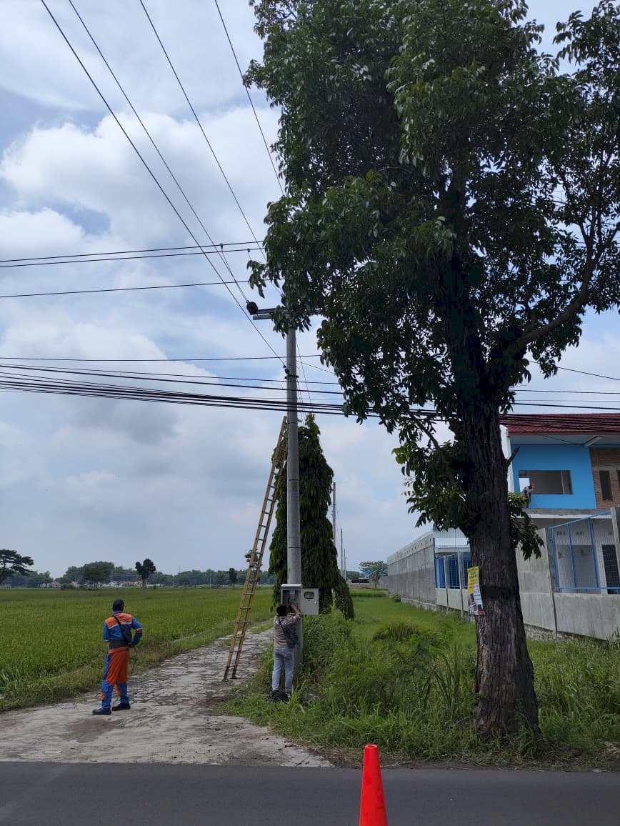 Hemat Energi, Terangi Jalan: Dinas Perhubungan Gunakan Teknologi Solar Panel dalam Konversi PJU Juwiring-Tegalan