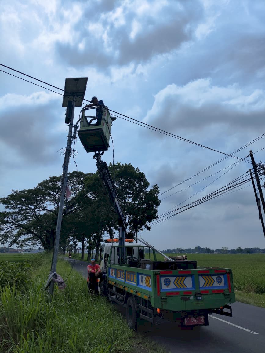 Hemat Energi, Terangi Jalan: Dinas Perhubungan Gunakan Teknologi Solar Panel dalam Konversi PJU Juwiring-Tegalan