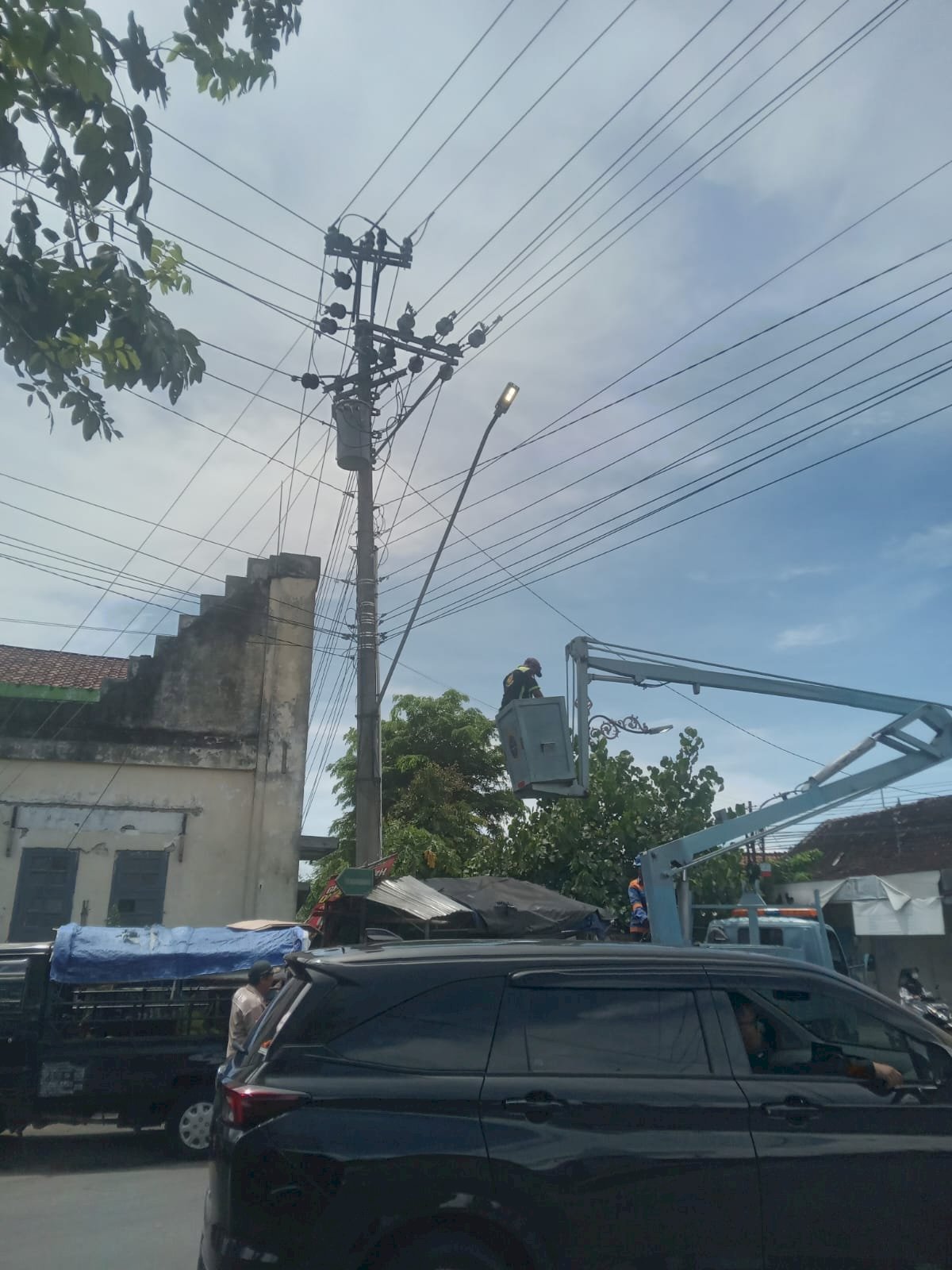 Terang Lebih Hemat: Tim PJU Dishub Lakukan Penggantian Lampu LED 60W di Gadungan Wedi