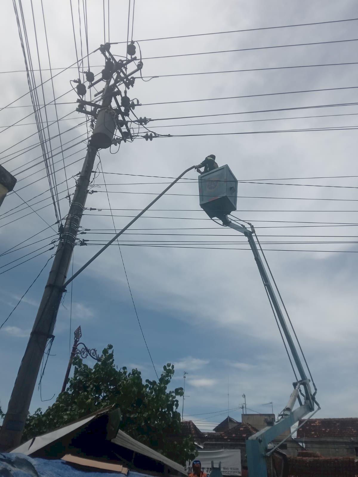 Terang Lebih Hemat: Tim PJU Dishub Lakukan Penggantian Lampu LED 60W di Gadungan Wedi