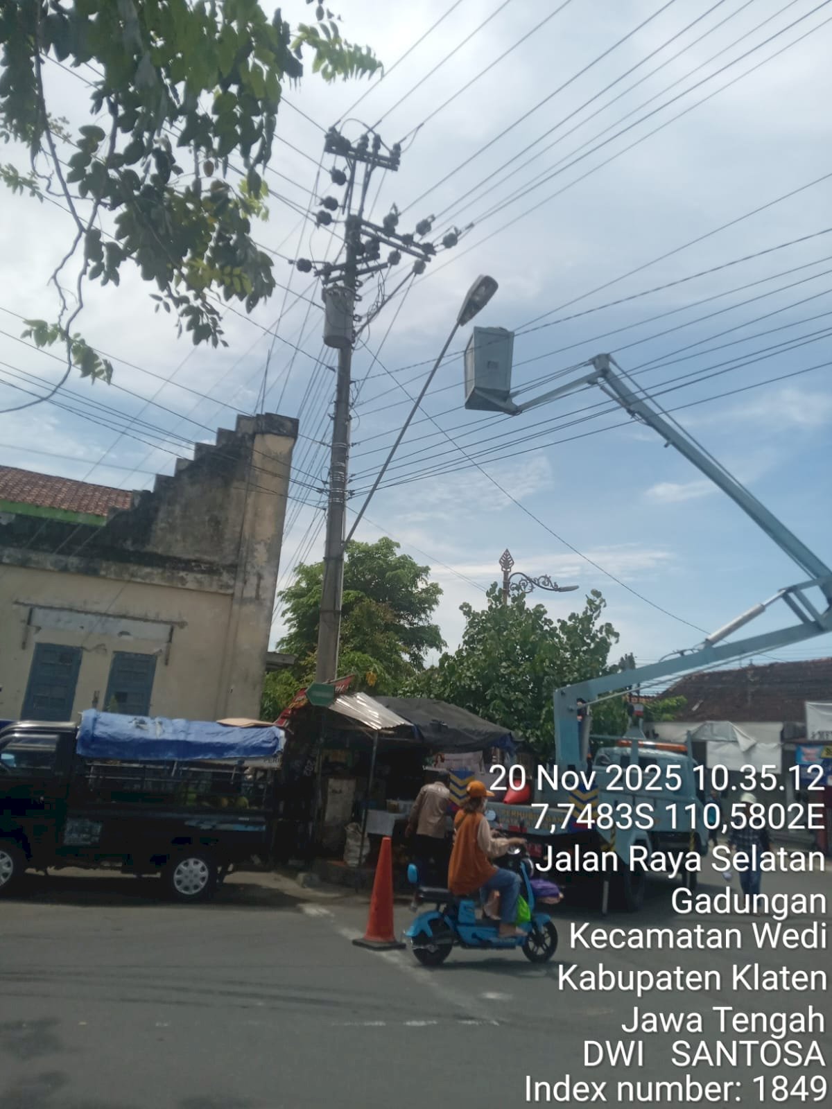 Terang Lebih Hemat: Tim PJU Dishub Lakukan Penggantian Lampu LED 60W di Gadungan Wedi