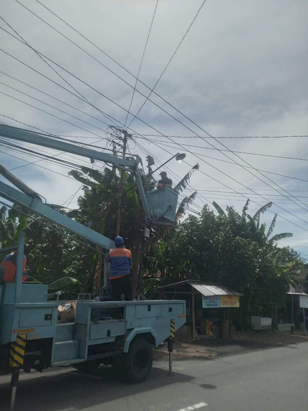 Jaringan Listrik Diperbaiki, Penerangan Jalan Semakin Optimal - Tim PJU Dishub Ganti Lampu LED 40 Watt