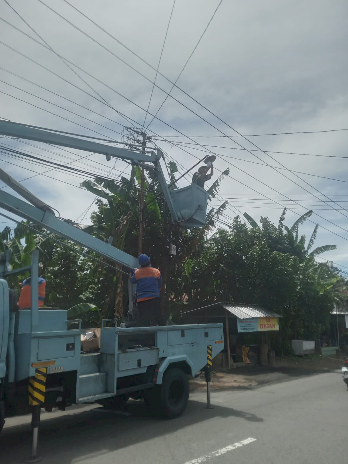 Jaringan Listrik Diperbaiki, Penerangan Jalan Semakin Optimal - Tim PJU Dishub Ganti Lampu LED 40 Watt