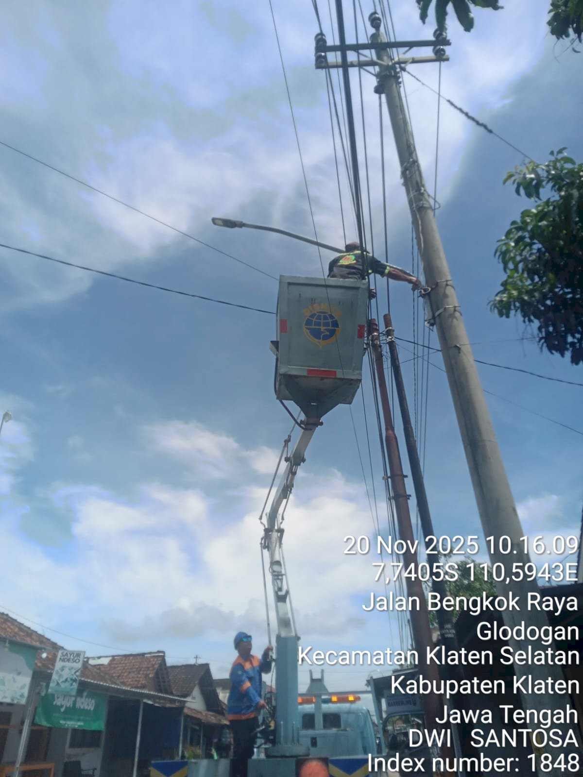 Jaringan Listrik Diperbaiki, Penerangan Jalan Semakin Optimal - Tim PJU Dishub Ganti Lampu LED 40 Watt