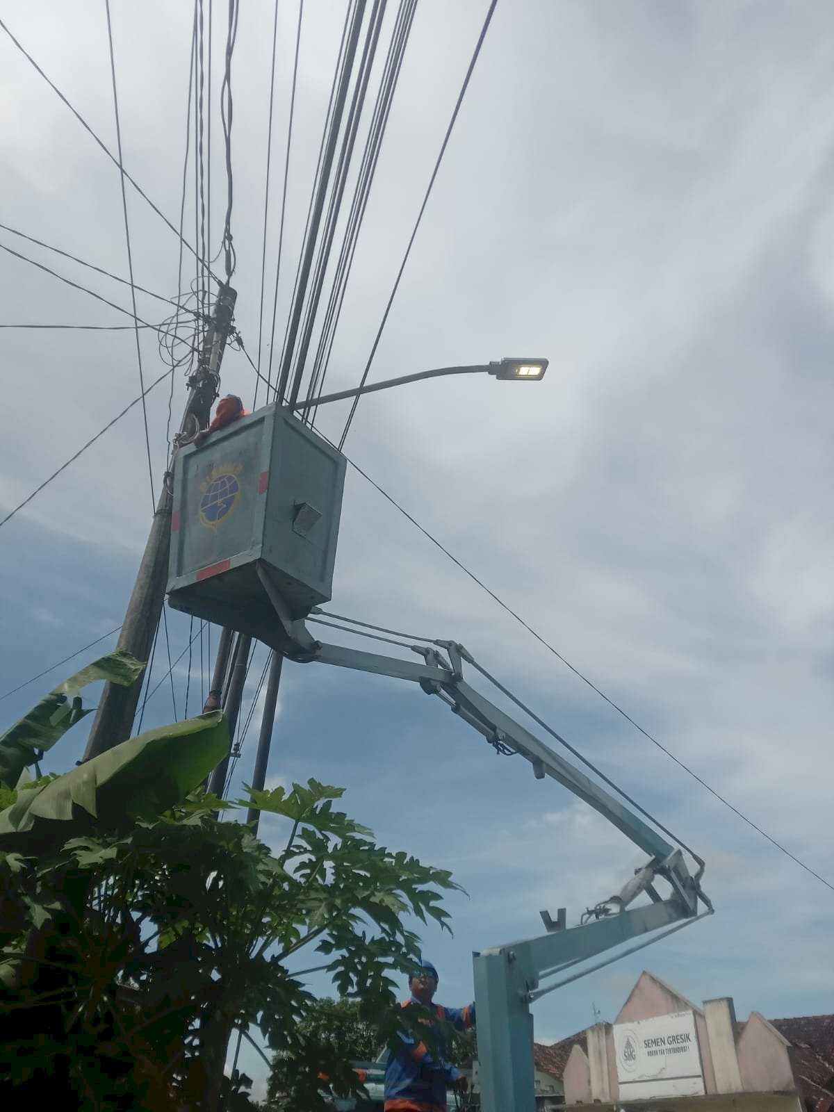 Transformasi Pencahayaan Jalanan: Tim PJU Klaten Ganti Lampu LED 60 Watt untuk Keselamatan & Efisiensi