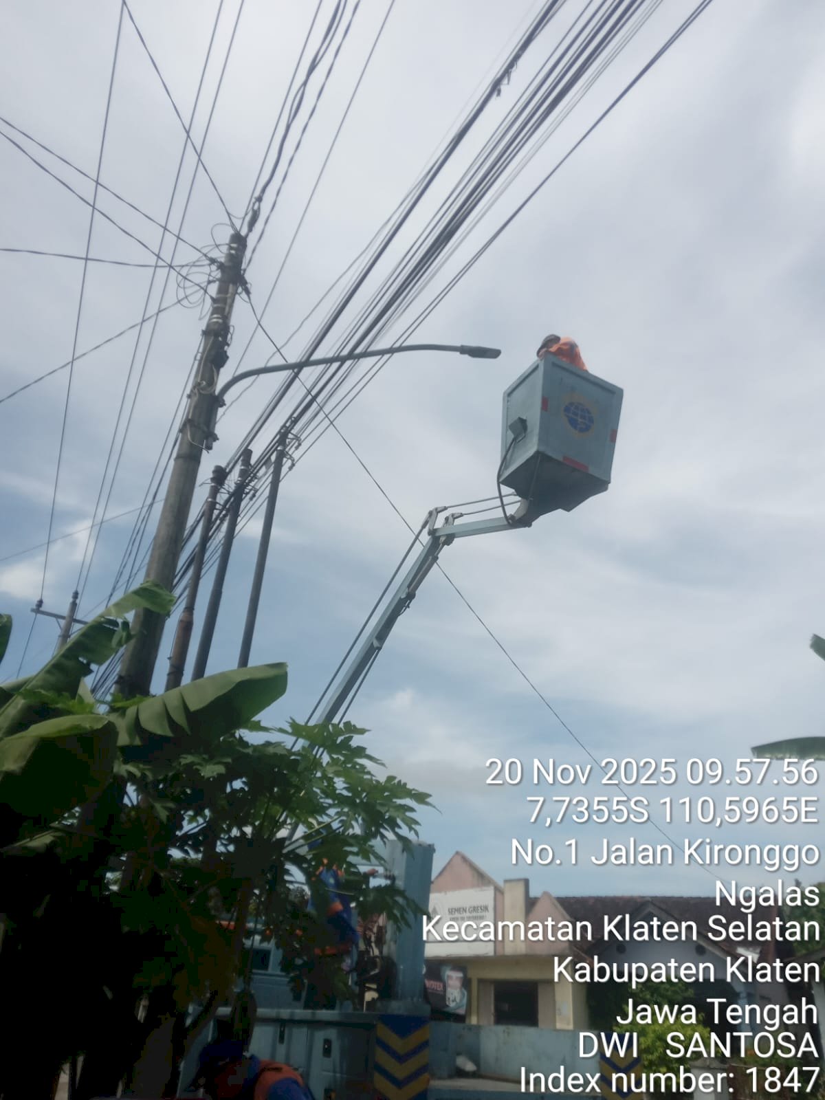 Transformasi Pencahayaan Jalanan: Tim PJU Klaten Ganti Lampu LED 60 Watt untuk Keselamatan & Efisiensi