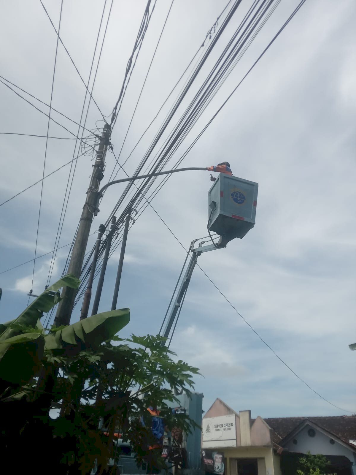 Transformasi Pencahayaan Jalanan: Tim PJU Klaten Ganti Lampu LED 60 Watt untuk Keselamatan & Efisiensi