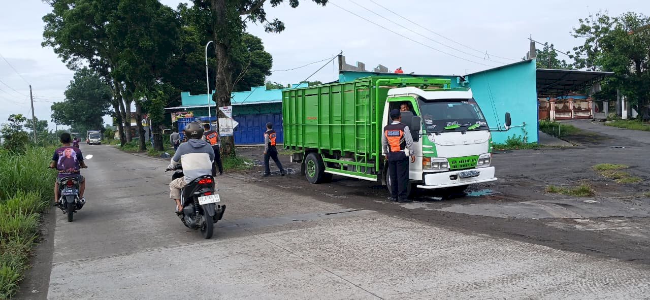 Kehadiran Tegas di Pagi Hari : Dinas Perhubungan Amankan Jalur Sekolah dari Truk Bermuatan
