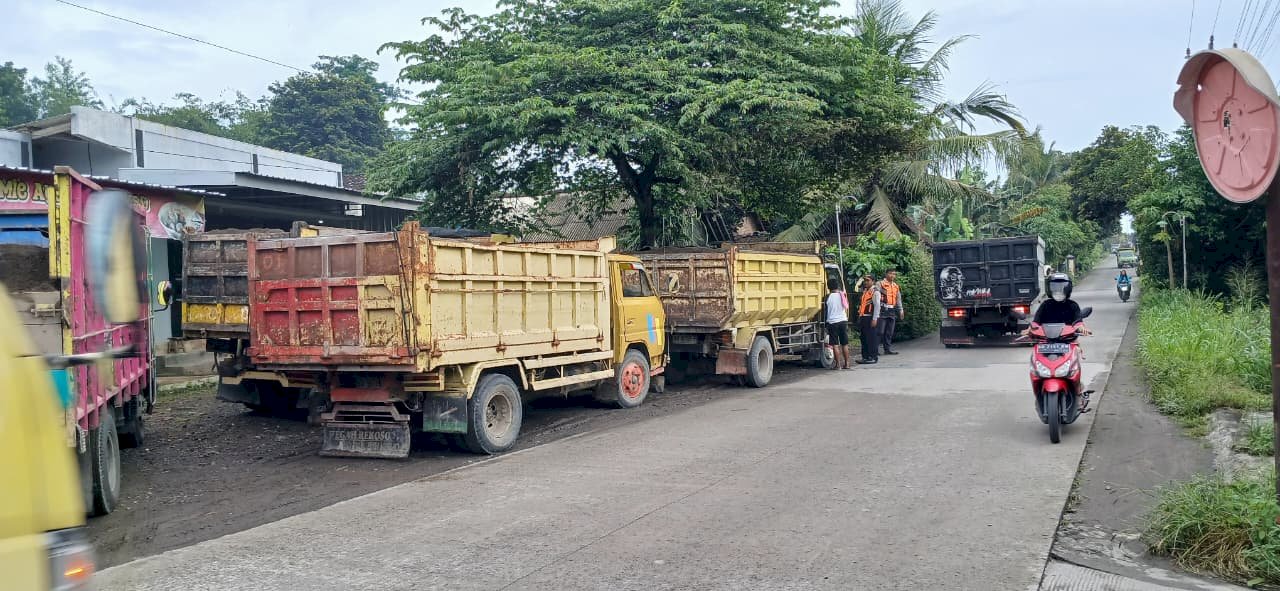 Kehadiran Tegas di Pagi Hari : Dinas Perhubungan Amankan Jalur Sekolah dari Truk Bermuatan