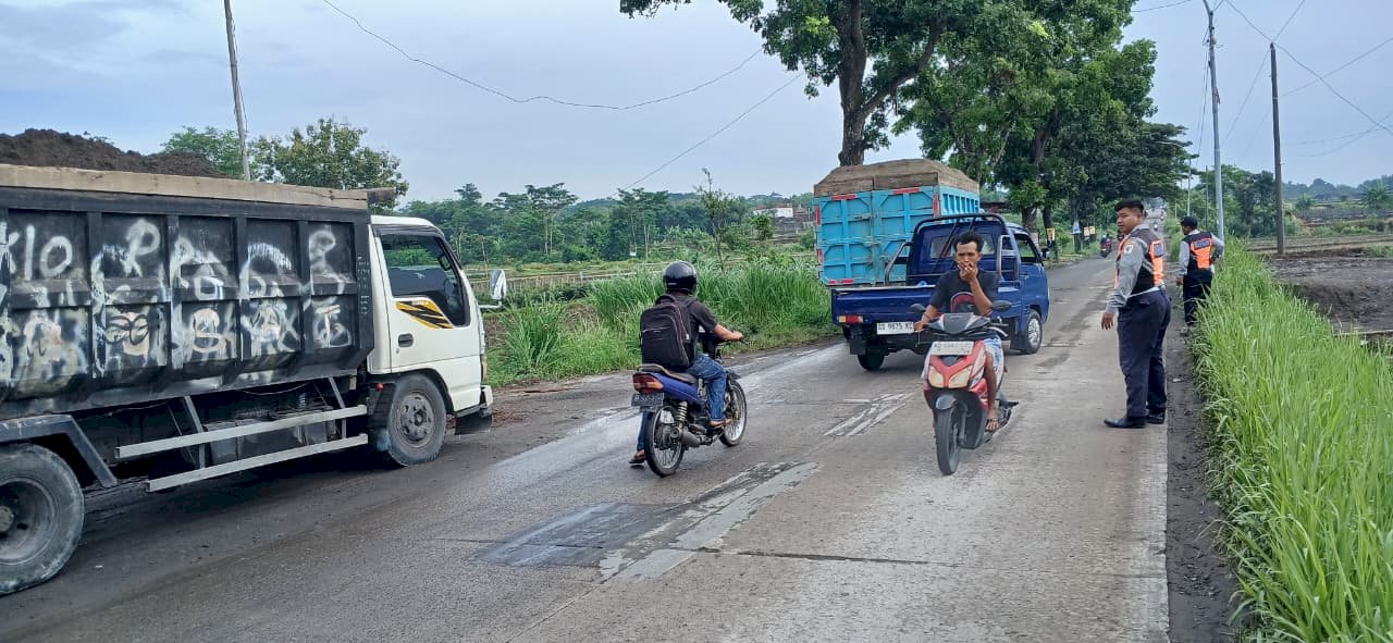 Kehadiran Tegas di Pagi Hari : Dinas Perhubungan Amankan Jalur Sekolah dari Truk Bermuatan