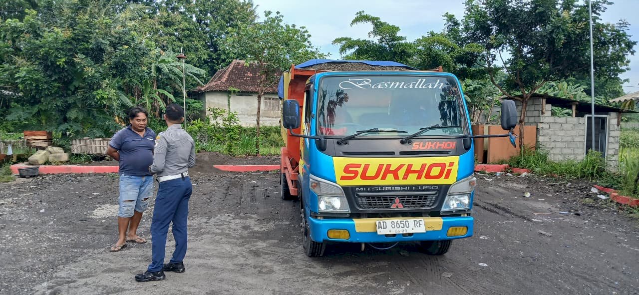 Kehadiran Tegas di Pagi Hari : Dinas Perhubungan Amankan Jalur Sekolah dari Truk Bermuatan