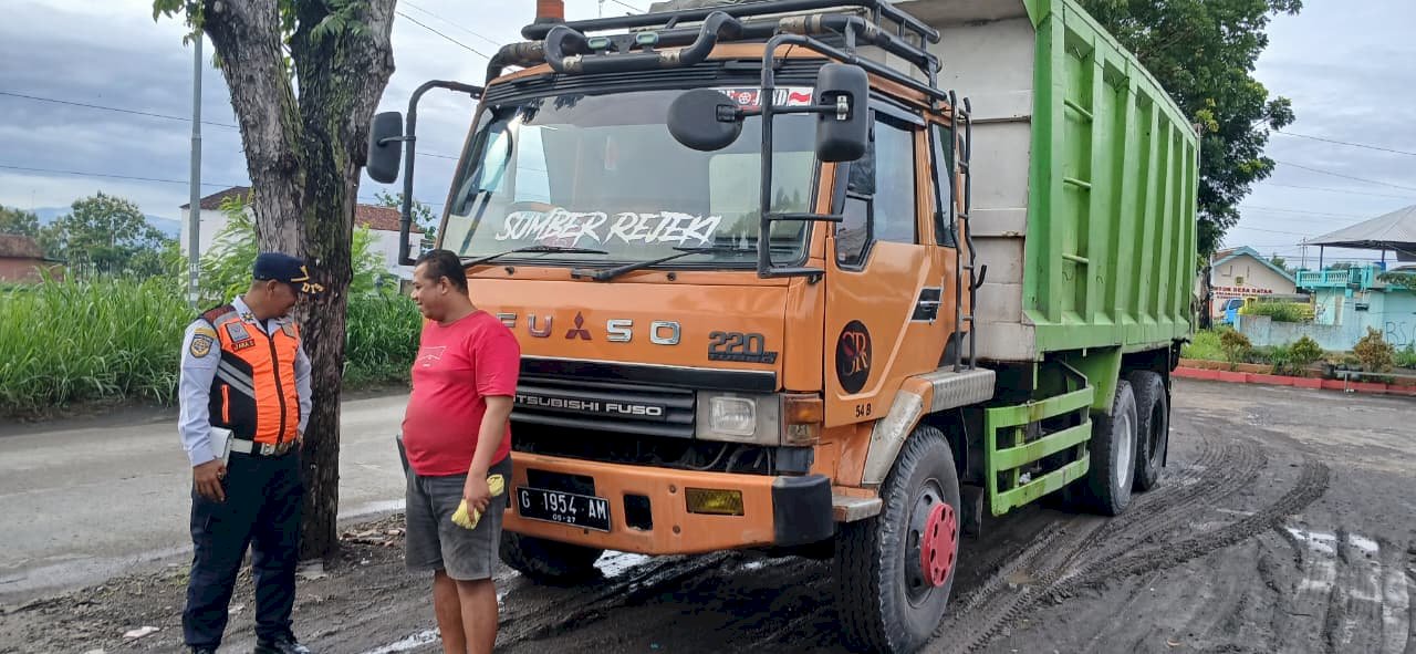 Kehadiran Tegas di Pagi Hari : Dinas Perhubungan Amankan Jalur Sekolah dari Truk Bermuatan