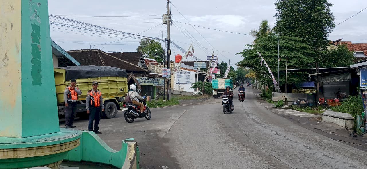 Kehadiran Tegas di Pagi Hari : Dinas Perhubungan Amankan Jalur Sekolah dari Truk Bermuatan