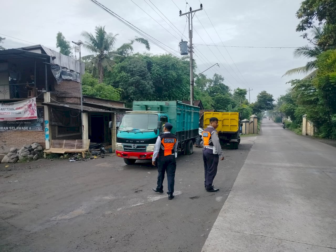 Kehadiran Tegas di Pagi Hari : Dinas Perhubungan Amankan Jalur Sekolah dari Truk Bermuatan