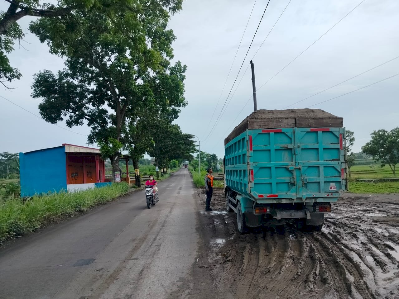 Kehadiran Tegas di Pagi Hari : Dinas Perhubungan Amankan Jalur Sekolah dari Truk Bermuatan