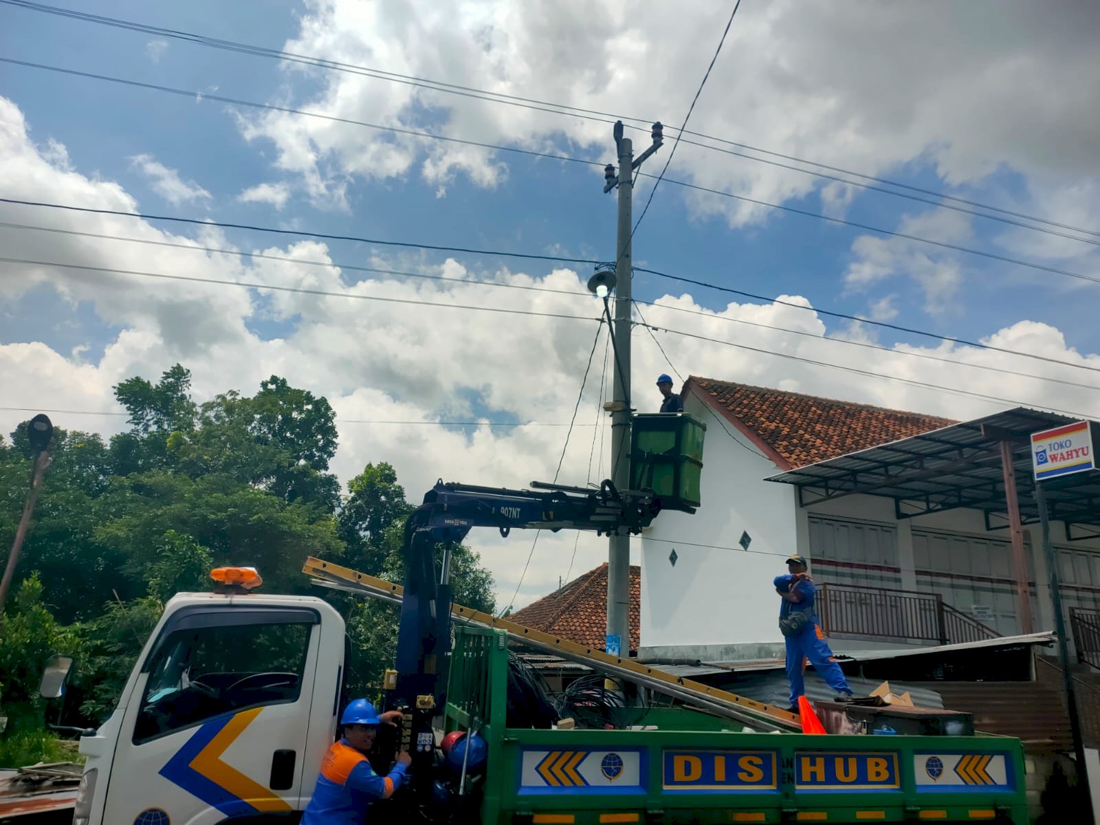 Jalanan Nangsri-Dompoyan Jadi Lebih Terang! Dinas Perhubungan Servis Lampu PJU