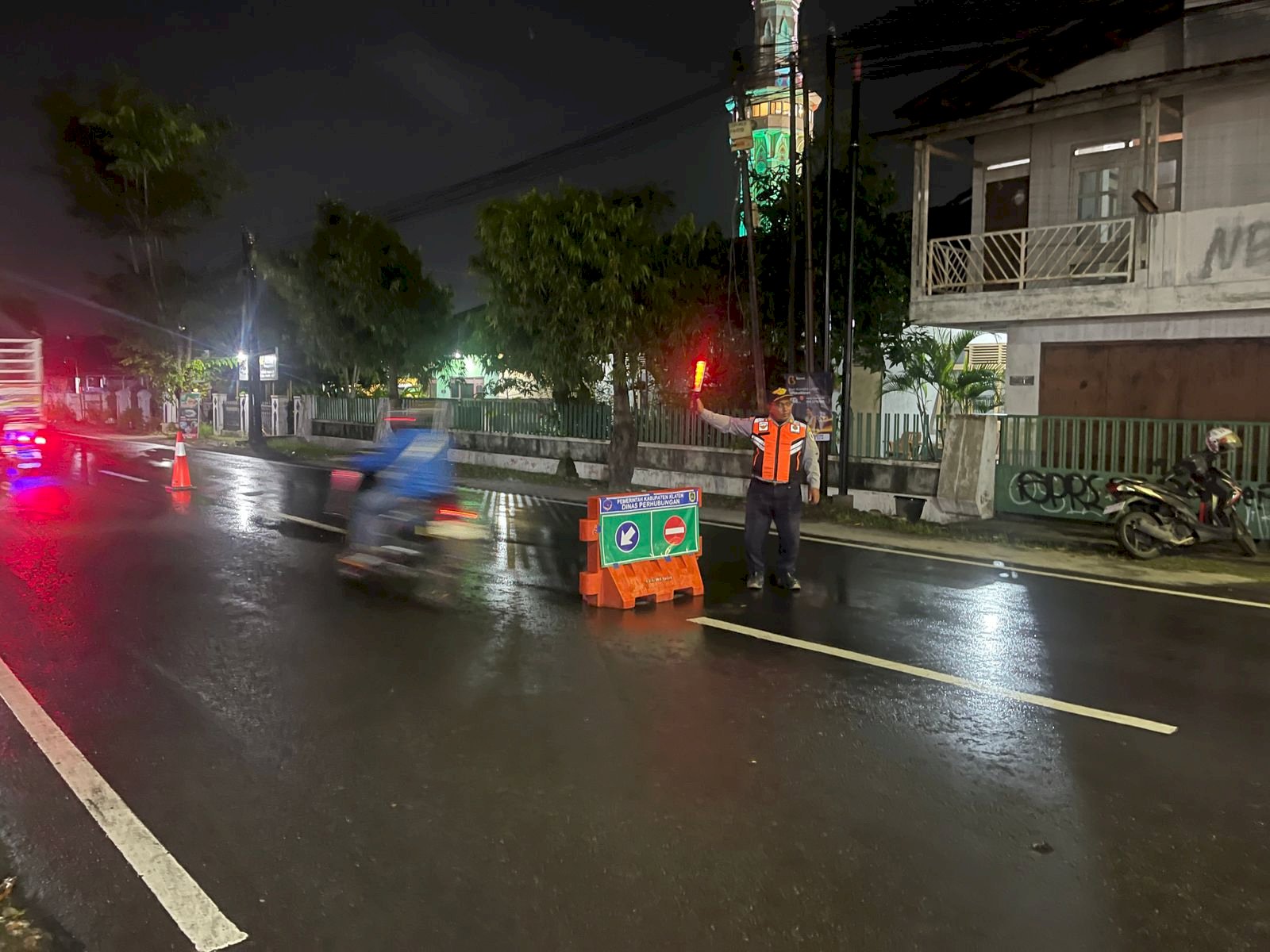 Jalur Dua Arah Jalan Mayor Sunaryo Resmi Diterapkan, Dinas Perhubungan Klaten Gencarkan Edukasi Siang Malam